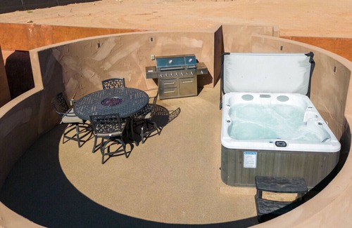 Virgin RV Rental | Ute Cliff Dwelling - 2QB W/Hot Tub and Roof Deck