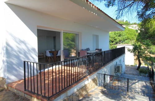 Llanca House | V. FANÉ ESQ - Casa con jardín y vista mar en Llançà acabada de reformar