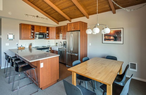 Gearhart Condo | V486 is a 2 bedroom fully equipped condo on the 3rd floor of Pacific View.