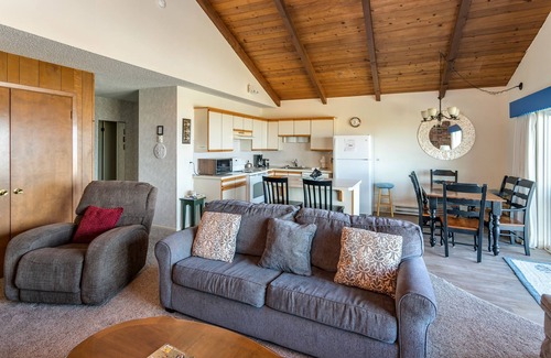 Gearhart Condo | V492 2 bedroom 3rd Floor, elevator, No cleaning fees