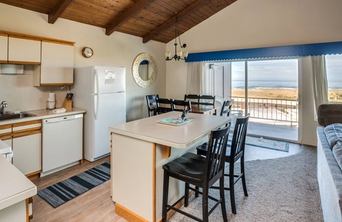 Gearhart Condo | V492 2 bedroom 3rd Floor, elevator, No cleaning fees