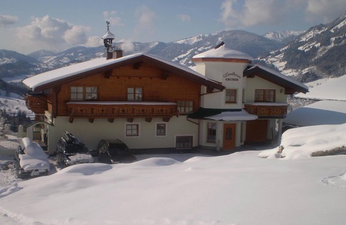 Alpendorf Apartment | Vacation Apartment Landhaus Gruber with Mountain View