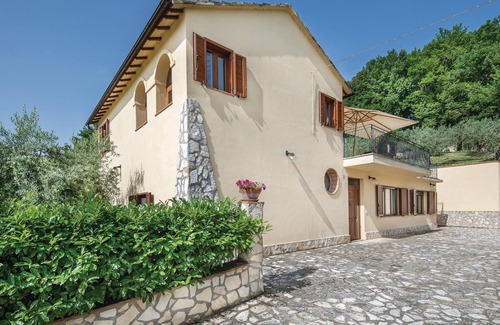 Fornole Apartment | Vacation apartment in a country house, former farm, surrounded by vineyards and olive groves.
