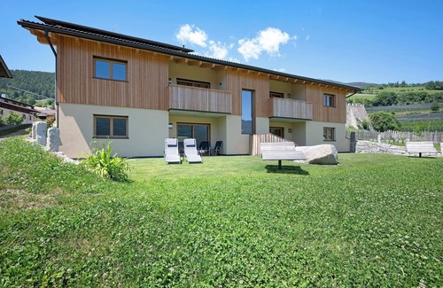 Feldthurns Apartment | Vacation Apartment "Teutenhofer Apfel" on the Farm with Mountain View & Garden