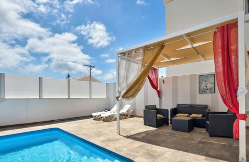 Las Rosas Apartment | Vacation Apartment 'Villa Tony Gs International' with Shared Pool, Shared Terrace and Wi-Fi
