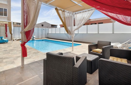 Las Rosas Apartment | Vacation Apartment 'Villa Tony Gs International' with Shared Pool, Shared Terrace and Wi-Fi