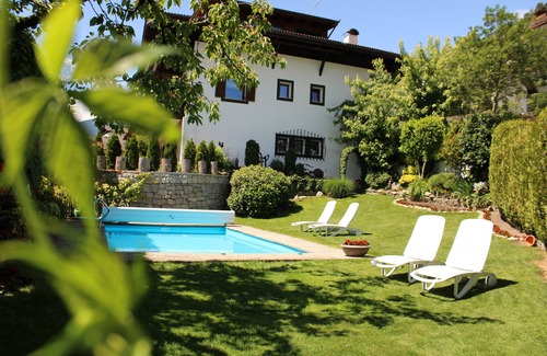 Rifiano Apartment | Vacation apartments Innerhofer west-facing balcony apartment, shared garden and pool