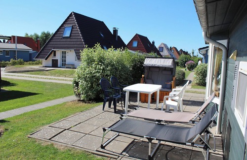 Dorumer Neufeld House | Vacation bungalow Mellumplate 12 with sun terrace and ground floor