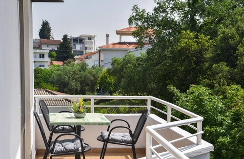 Gjerana Apartment | Vacation Flat w Garden and Balcony in Ulcinj