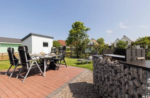 Dorumer Neufeld House | Vacation home Möwennest. With sun terrace and at ground level.