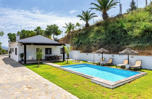 Alhaurin de la Torre House | Vacation Home Kanmarala with Mountain View, Pool & Wi-Fi