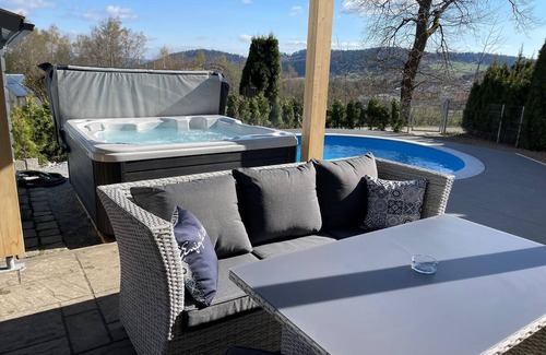 Freyung Apartment | Vacation home (210 sqm) for up to 9 people with small, fenced garden and beautiful covered terrace