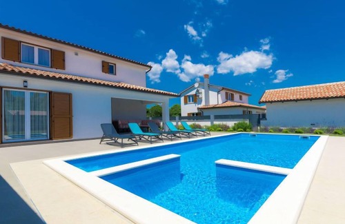 Liznjan House | Vacation home Alba by Interhome
