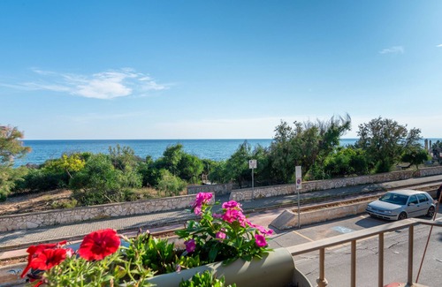 Torre Ovo House | Vacation Home "Appartamento Delle Sirene" with Sea View, Private Terrace & Wi-Fi