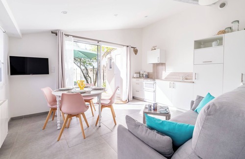 Ste Marie sur Mer House | Vacation Home "Bois Flottés - Maisonnette 700m Mer" with Private Terrace, Private Garden & Wi-Fi