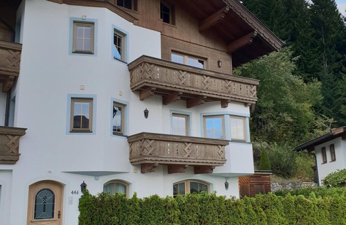 Hippach House | Vacation Home "Chalet Bergzauber" with Mountain View