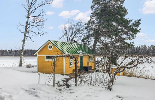Uppsala House | Vacation home directly on the lake, Trehörningen