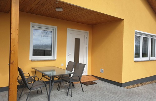 Sallgast House | Vacation home for up to 4 people surrounded by greenery.