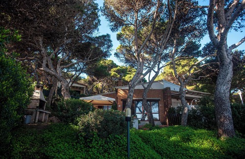 Porto Pino Villa | Vacation Home 'Fronte Mare Al Porticciolo' with Sea View, Barbecue Area & Wi-Fi