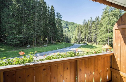 Moso in Passiria Apartment | Vacation Home "Maria Schneeglöcklein" with Mountain View, Balcony, Garden & Sauna