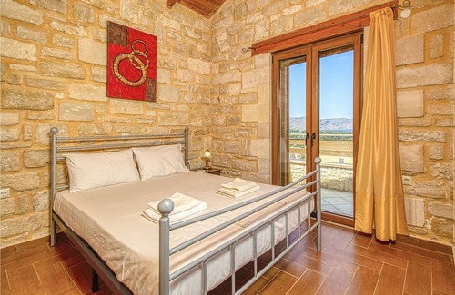 Kavallos House | Vacation home only 50 m from the Kournas lake.