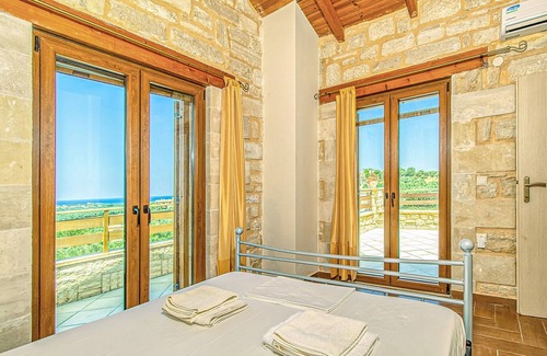 Kavallos House | Vacation home only 50 m from the Kournas lake.