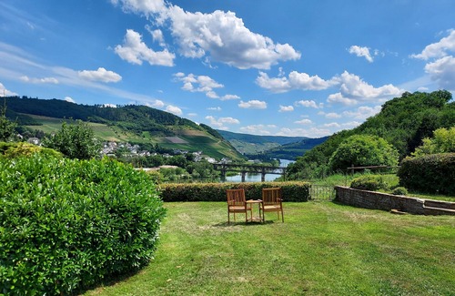 Alf Apartment | Vacation home Prinzenkopf Apartment 96 m² with a wonderful view of the Moselle valley