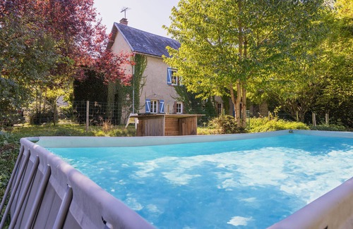 Montel-de-Gelat House | Vacation home sleeps 15 near the Chaîne des Puys in Auvergne