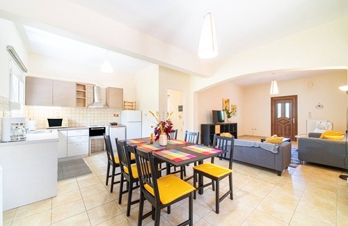 Agios Ioannis House | Vacation Home "Tony and Helen's House" with 2 Balconies, Shared Terrace & Wi-Fi