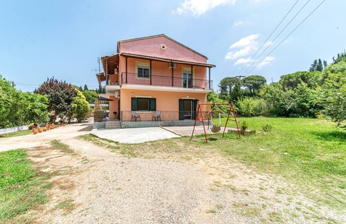 Agios Ioannis House | Vacation Home "Tony and Helen's House" with 2 Balconies, Shared Terrace & Wi-Fi