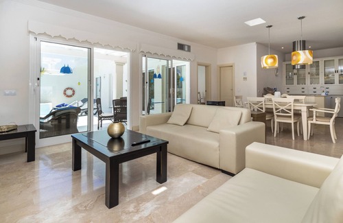 Geafond Villa | Vacation Home 'Villa 913' with Mountain View, Pool & Wi-Fi