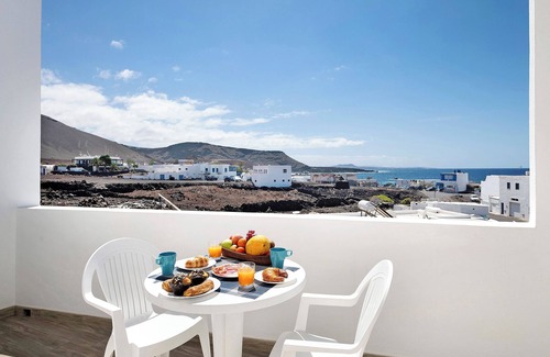 El Golfo House | Vacation Home 'Viviendas El Pescador - Vela' with Shared Terrace and Wi-Fi