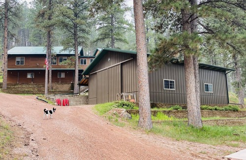 Hermosa House | Vacation home with views of Mount Rushmore!