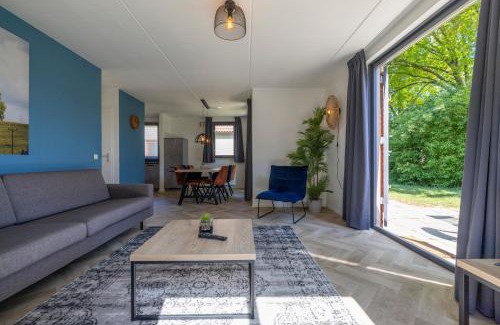 Ewijk House | Vacation house with sunny garden near lake