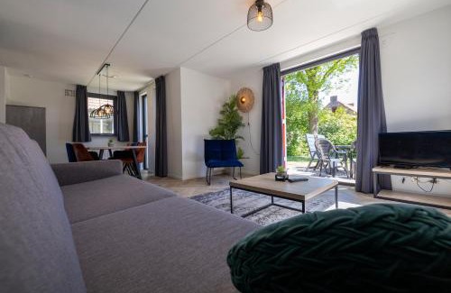 Ewijk House | Vacation house with sunny garden near lake