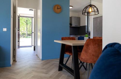 Ewijk House | Vacation house with sunny garden near lake
