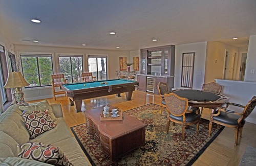 Reno House | VACATION IN ELEGANCE WITHIN FOUR MILES RENO'S ENTERTAINMENT DISTRICT