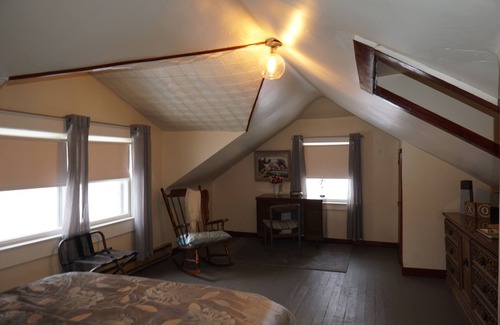 Union Pier Cottage | Vacation like a local Michigander at Guy's Doll House!nFamily & pet friendly.