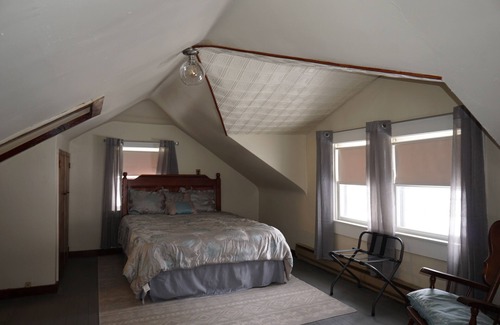 Union Pier Cottage | Vacation like a local Michigander at Guy's Doll House!nFamily & pet friendly.