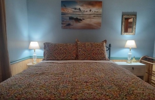 Union Pier Cottage | Vacation like a local Michigander at Guy's Doll House!nFamily & pet friendly.