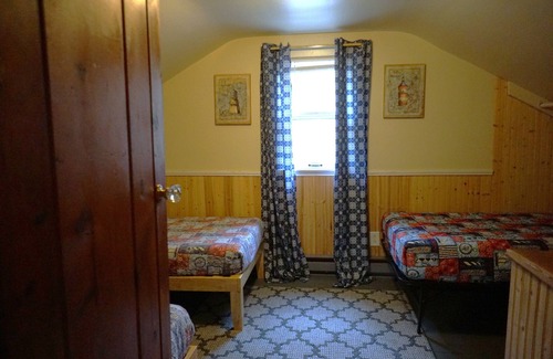 Union Pier Cottage | Vacation like a local Michigander at Guy's Doll House!nFamily & pet friendly.