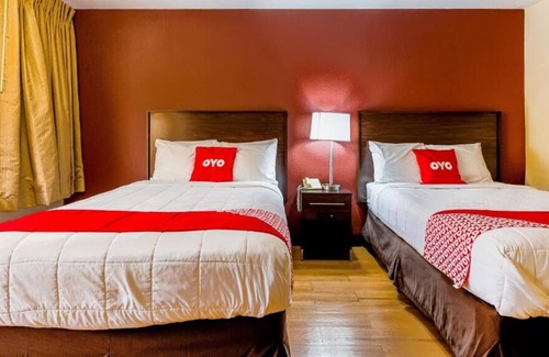 Moline House | Vacation Starts Here! Pets Allowed, Free Parking, Close to John Deere Pavilion