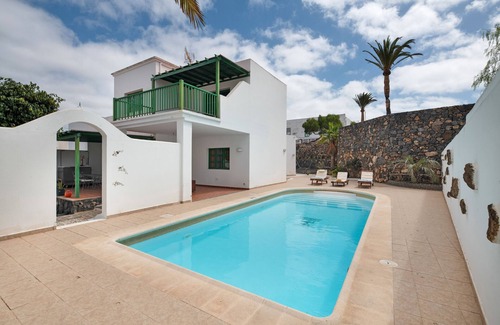 Yaiza Apartment | Vacation 'Suite Con Terraza' with Wi-Fi and Air Conditioning