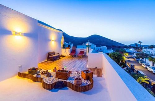 Yaiza Apartment | Vacation 'Suite Junior Con Terraza' with Wi-Fi and Air Conditioning