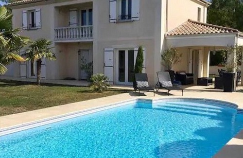Saint-Jean-d'Illac Villa | VACATION VILLA WITH SWIMMING POOL NEAR THE ARCACHON BASIN