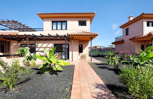 La Oliva Villa | Vacation Villa 'Fuerteventura Origo Mare Casa 3 P' with Sea View, Shared Pool and Wi-Fi