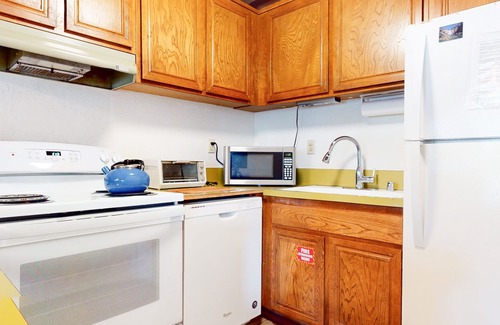 Mammoth Lakes Condo | Val DIsere 6 Pet-Friendly Mountain Rustic Spacious Condo only Short Walk To The Village by RedAwning