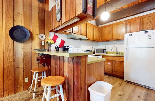 Mammoth Lakes Condo | Val DIsere 6 Pet-Friendly Mountain Rustic Spacious Condo only Short Walk To The Village by RedAwning