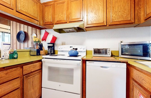 Mammoth Lakes Condo | Val DIsere 6 Pet-Friendly Mountain Rustic Spacious Condo only Short Walk To The Village by RedAwning