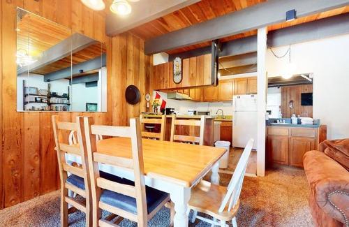 Mammoth Lakes Condo | Val DIsere 6 Pet-Friendly Mountain Rustic Spacious Condo only Short Walk To The Village by RedAwning